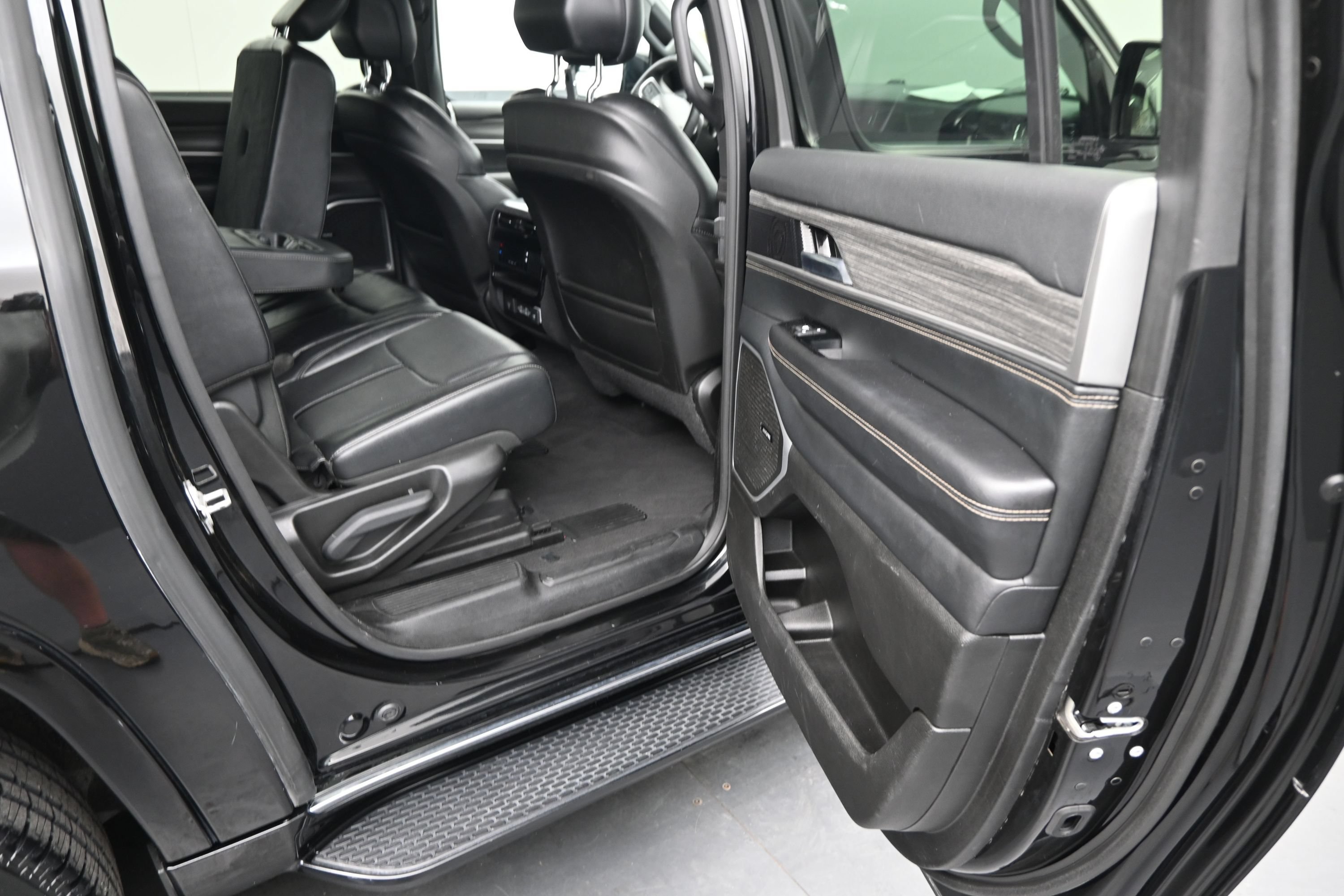Used 2024 Jeep Wagoneer L Series II RWD image 12
