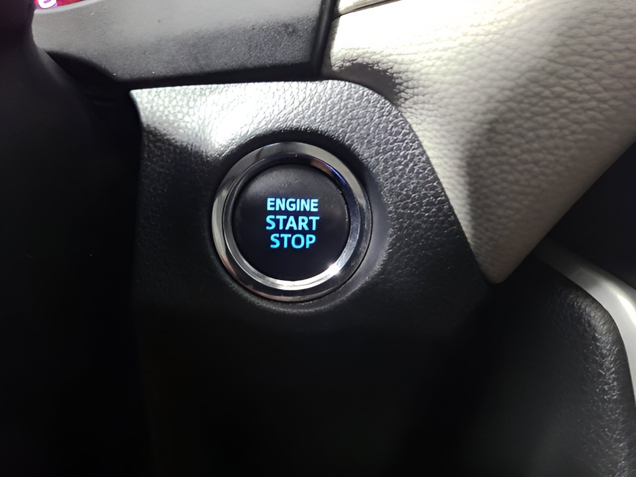 Used 2021 Toyota RAV4 XLE AWD/4WD image 32