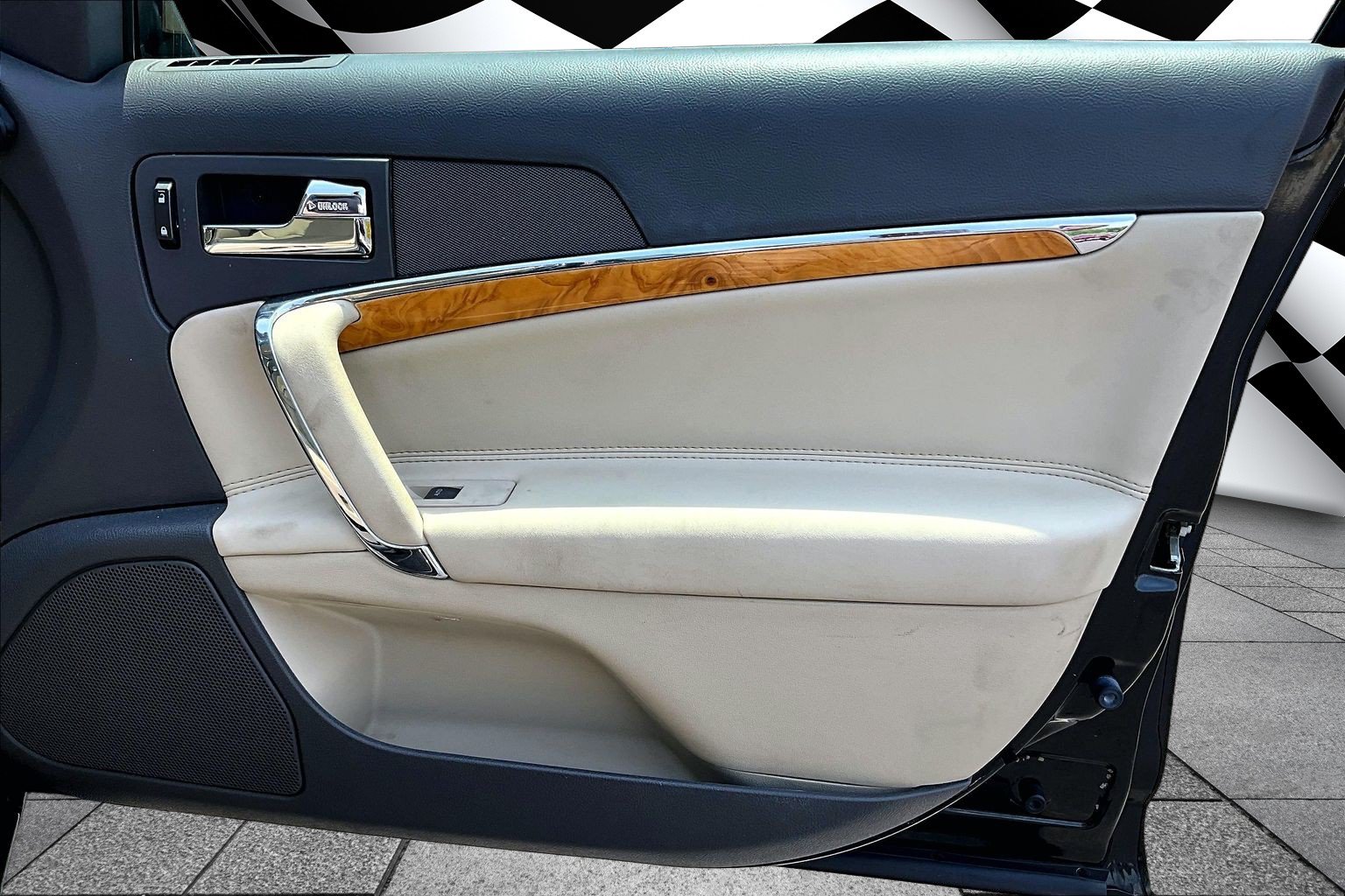 Used 2011 Lincoln MKZ FWD image 18