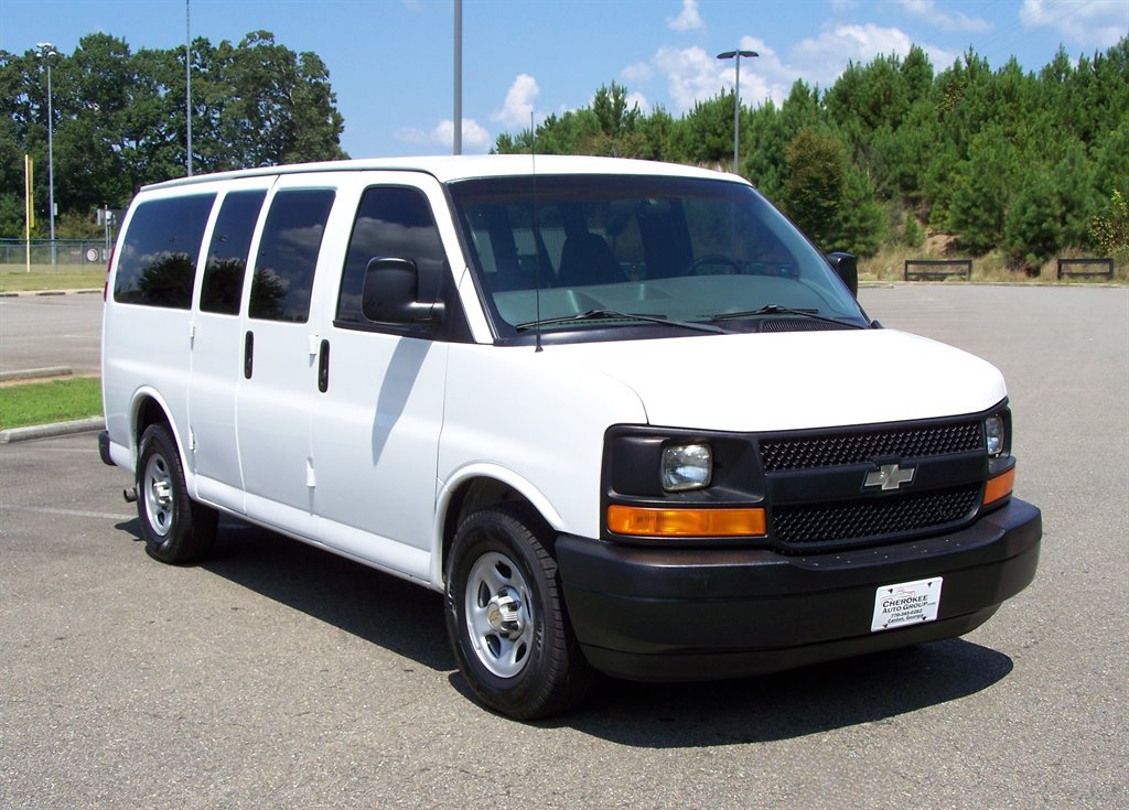 Used 2004 Chevrolet Express 1500 Passenger RWD image 3