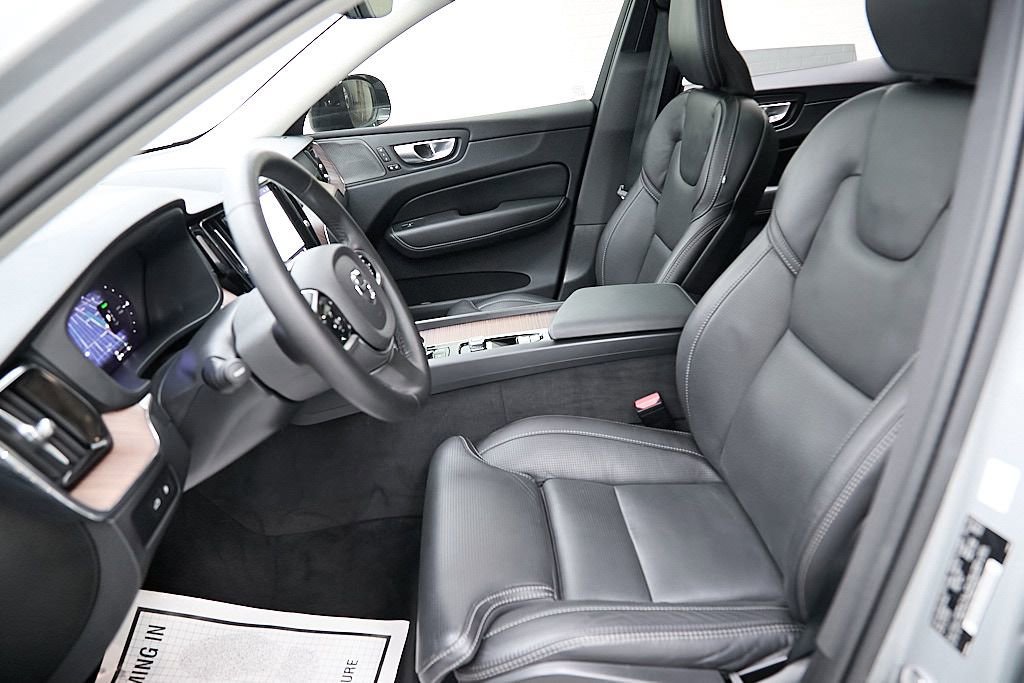 Certified 2024 Volvo XC60 T8 Ultimate w/ Protection Package Premier image 21