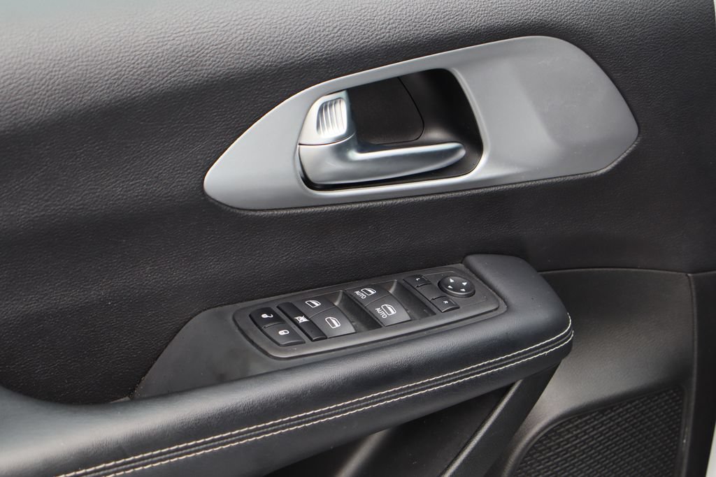 Used 2023 Chrysler Pacifica Touring FWD image 19