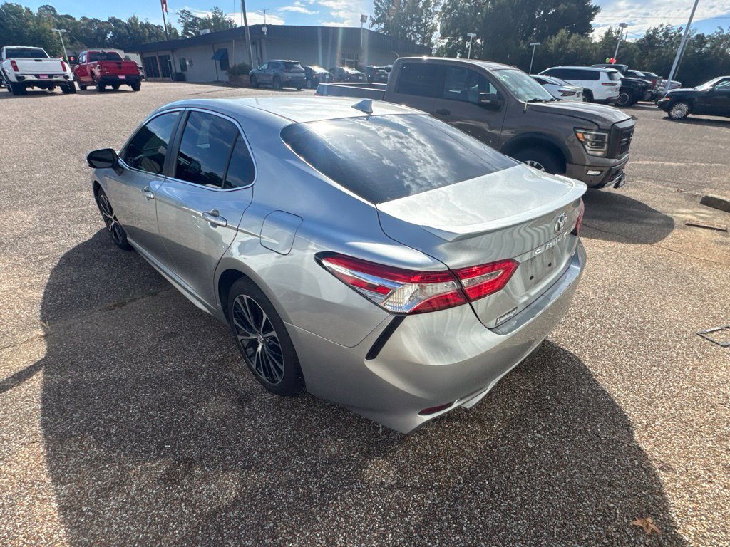 Used 2020 Toyota Camry SE FWD image 4