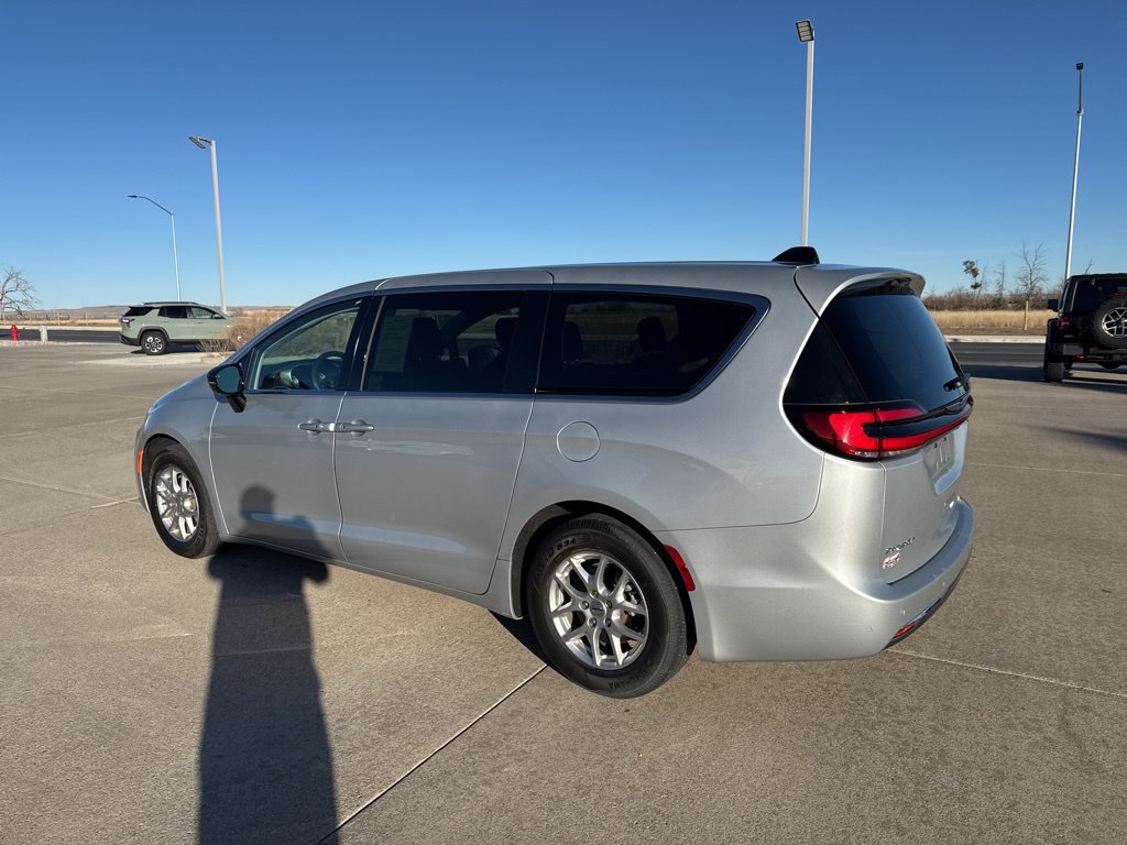 Used 2024 Chrysler Pacifica Touring-L FWD image 3