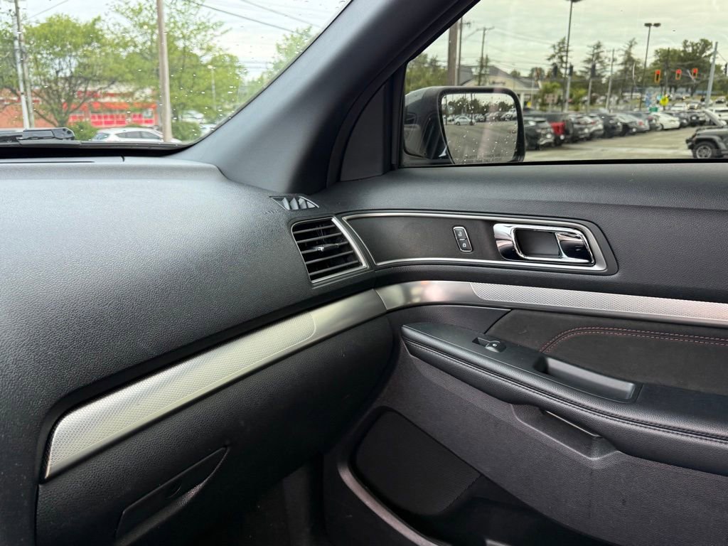 Used 2018 Ford Explorer XLT w/ Equipment Group 202A AWD/4WD image 22