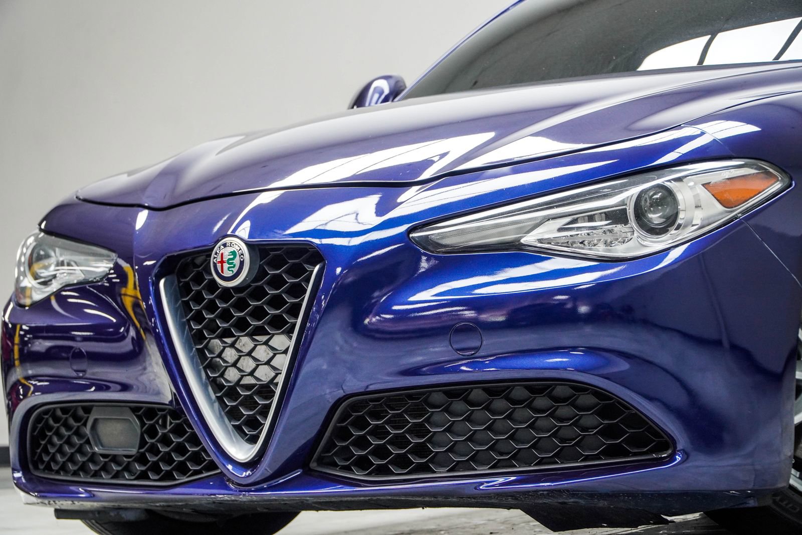 Used 2019 Alfa Romeo Giulia image 2