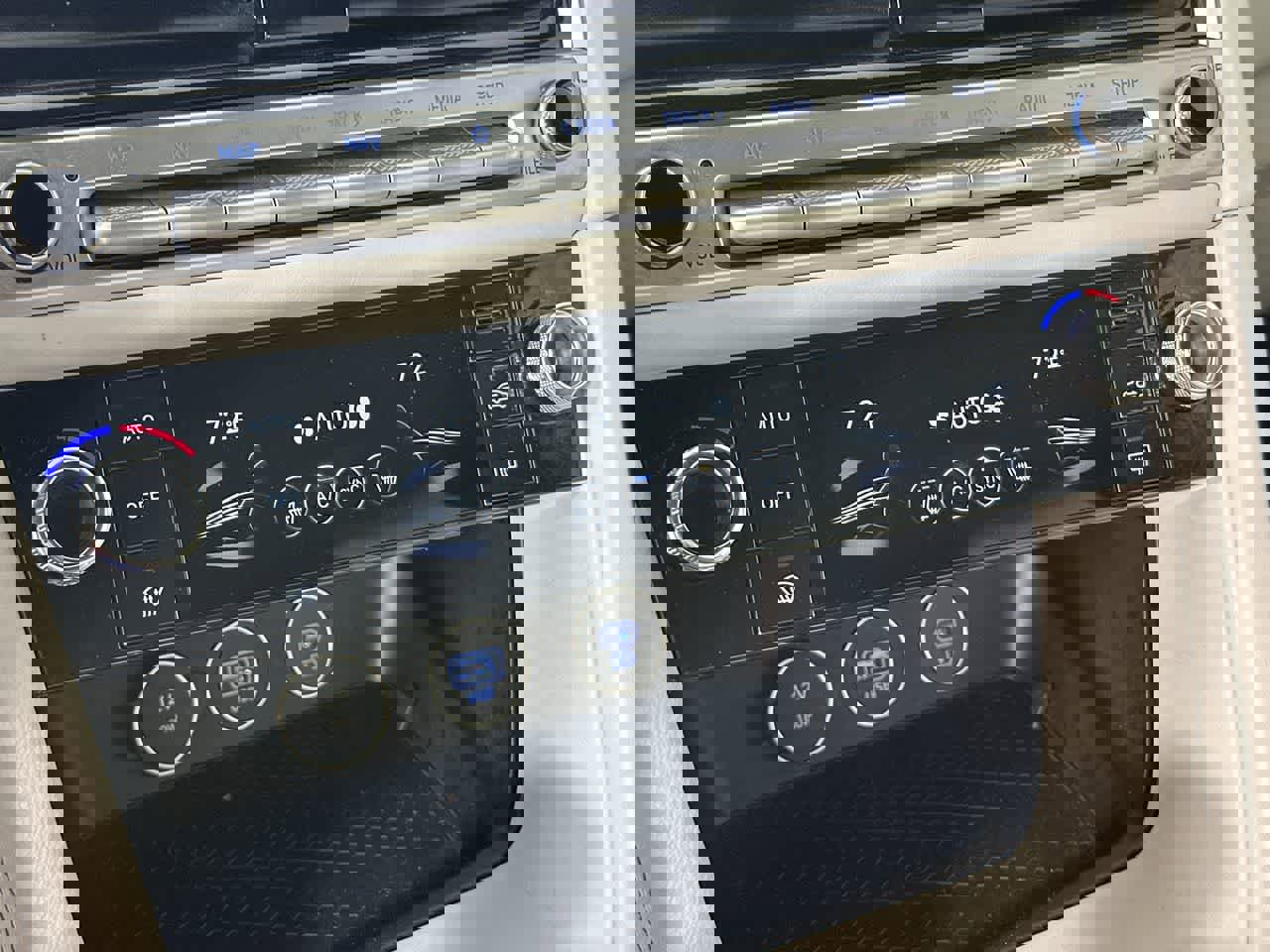 Used 2025 Genesis G70 2.5T image 19