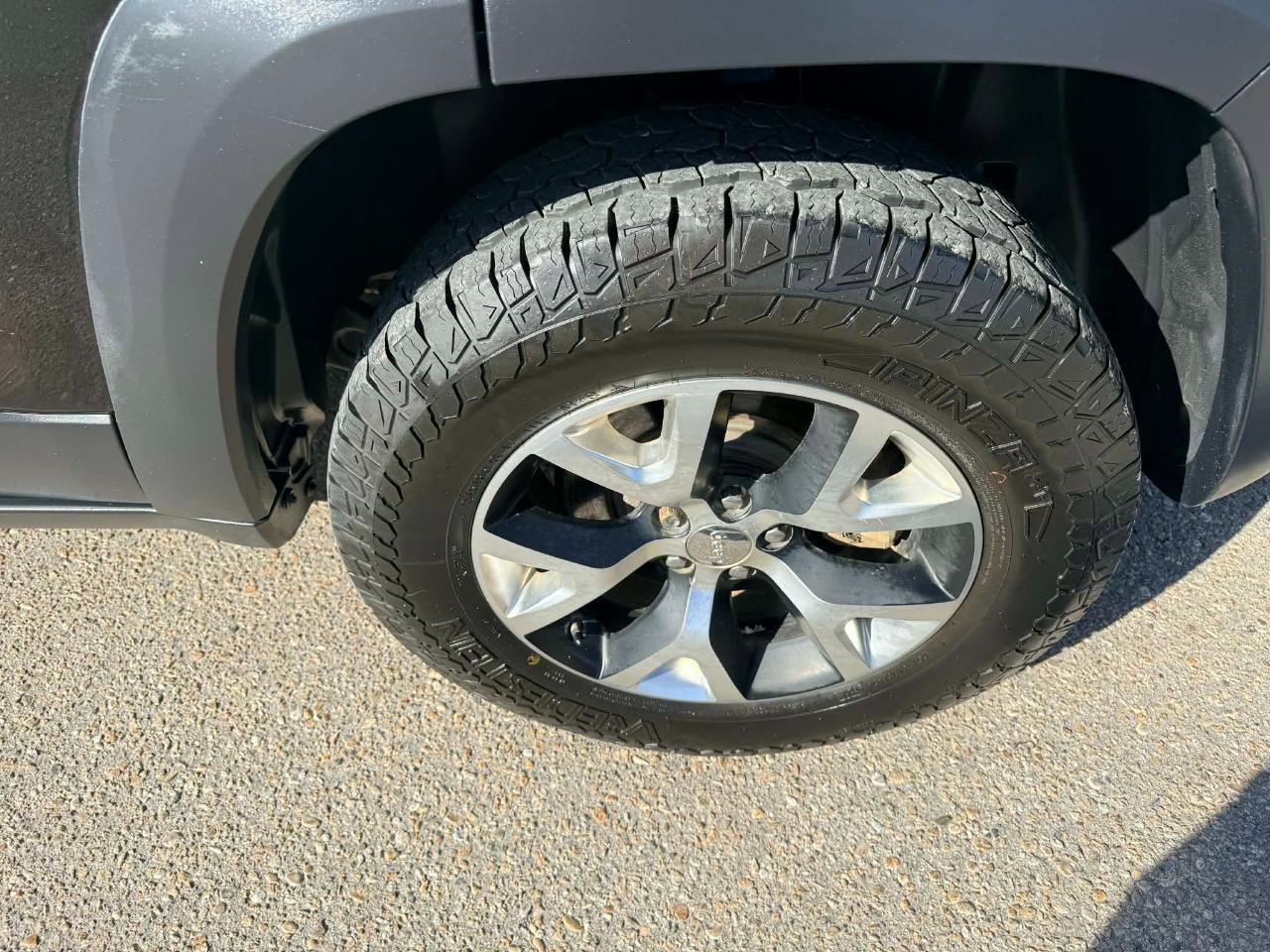 Used 2017 Jeep Cherokee Trailhawk w/ Cold Weather Group image 9