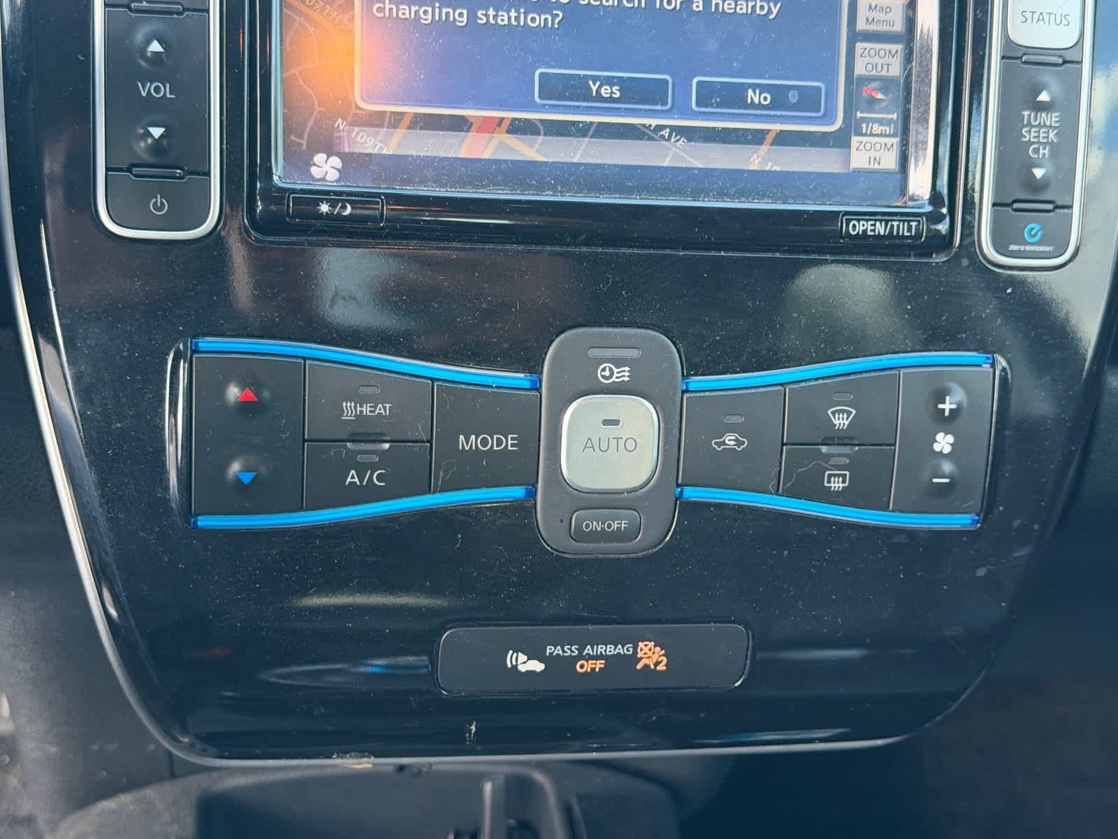Used 2015 Nissan Leaf SL FWD image 20