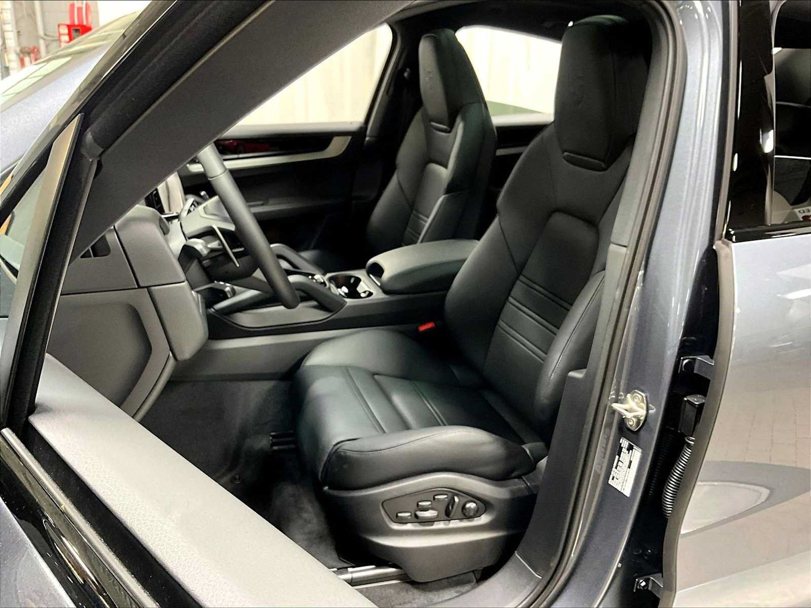 New 2026 Porsche Cayenne Coupe AWD/4WD image 5