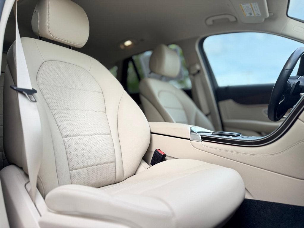 Used 2021 Mercedes-Benz GLC 300 4MATIC image 21