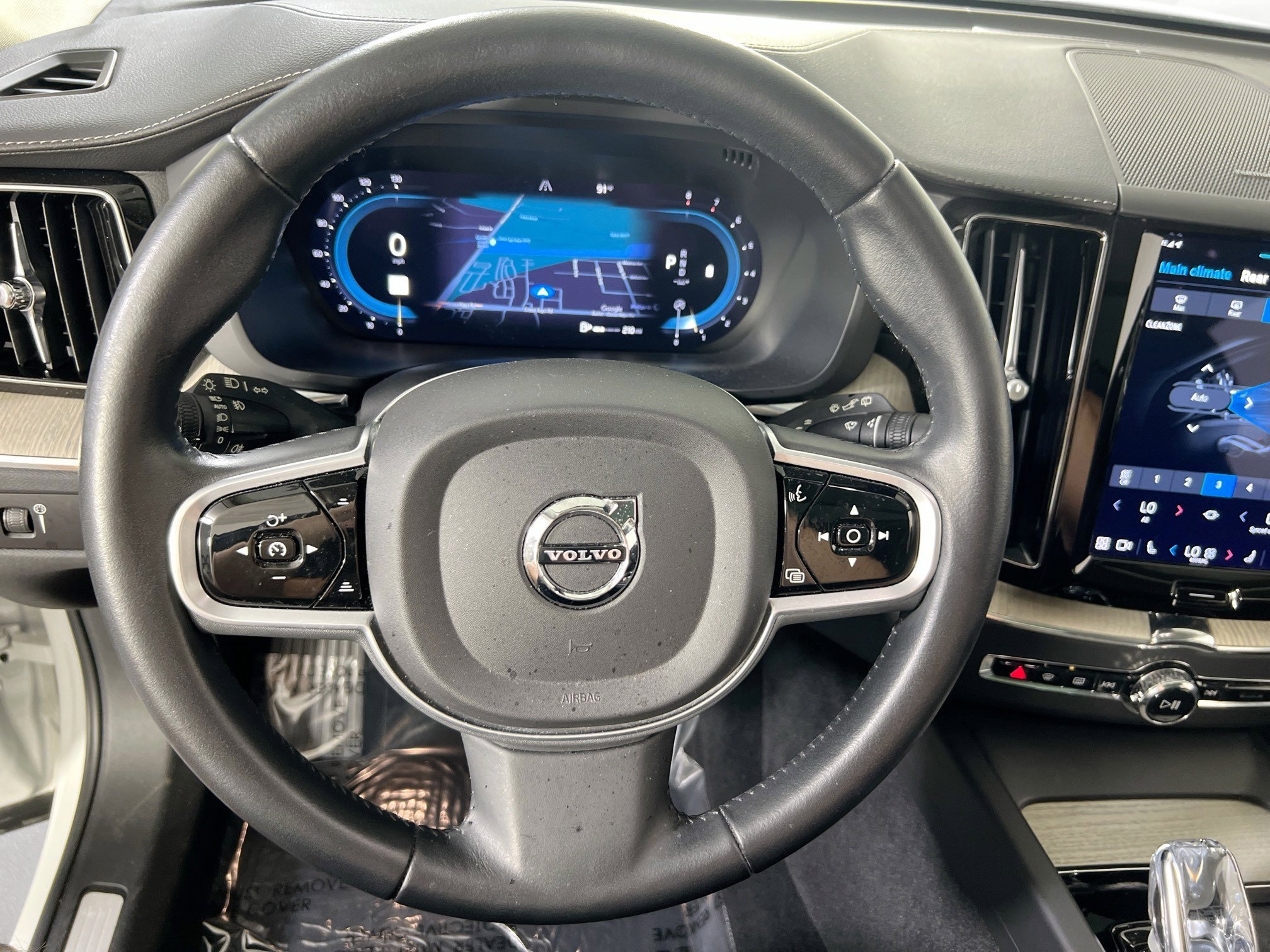 Used 2022 Volvo XC60 B5 Inscription w/ Protection Package Premier image 11