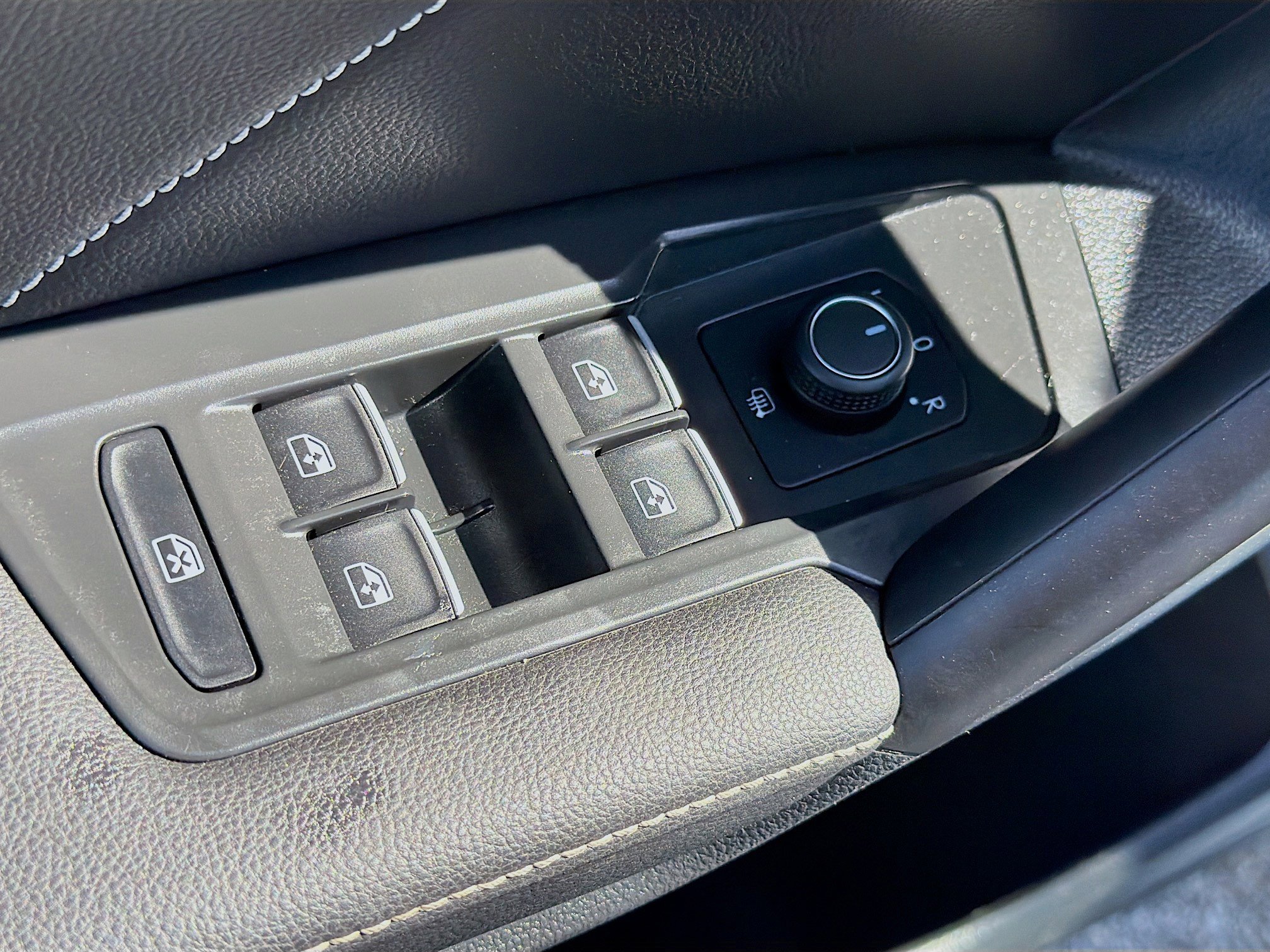 Used 2023 Volkswagen Tiguan SE R-Line image 22