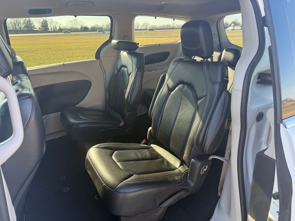 Used 2022 Chrysler Pacifica Touring-L image 12