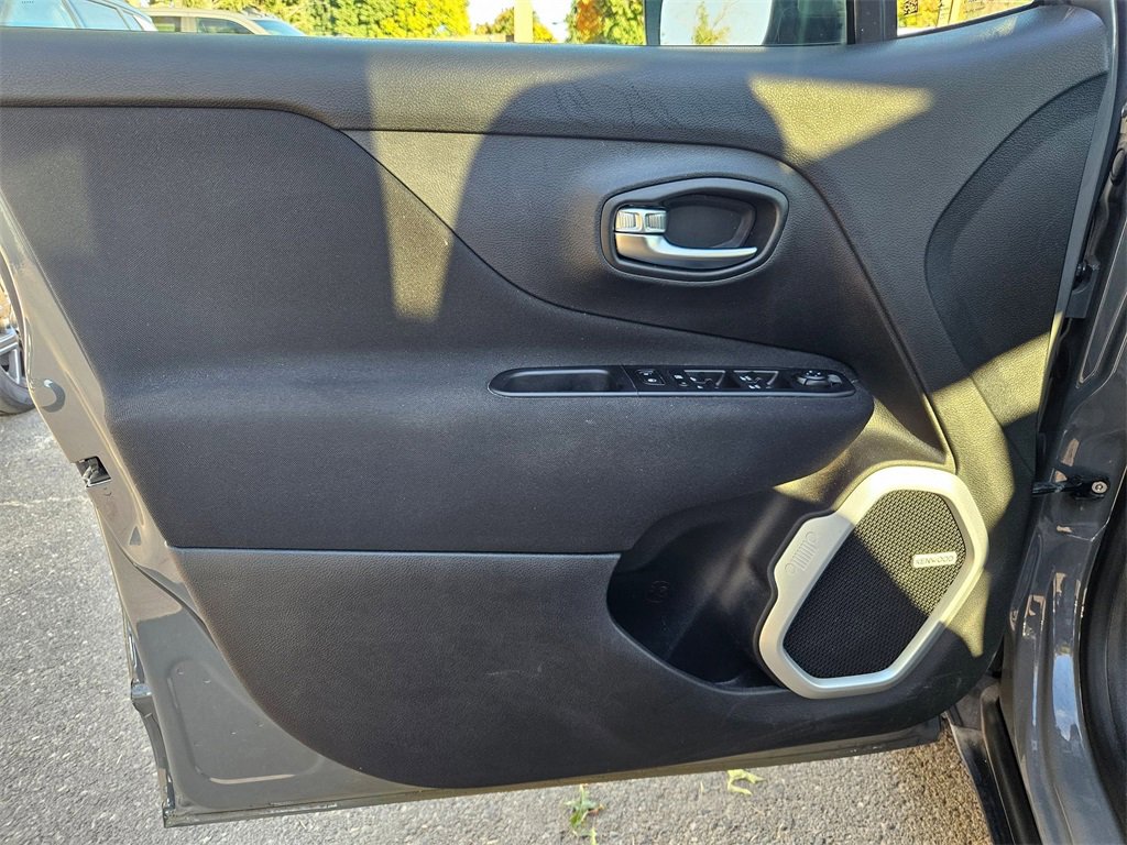 Certified 2021 Jeep Renegade Latitude w/ Luxury Group I image 11