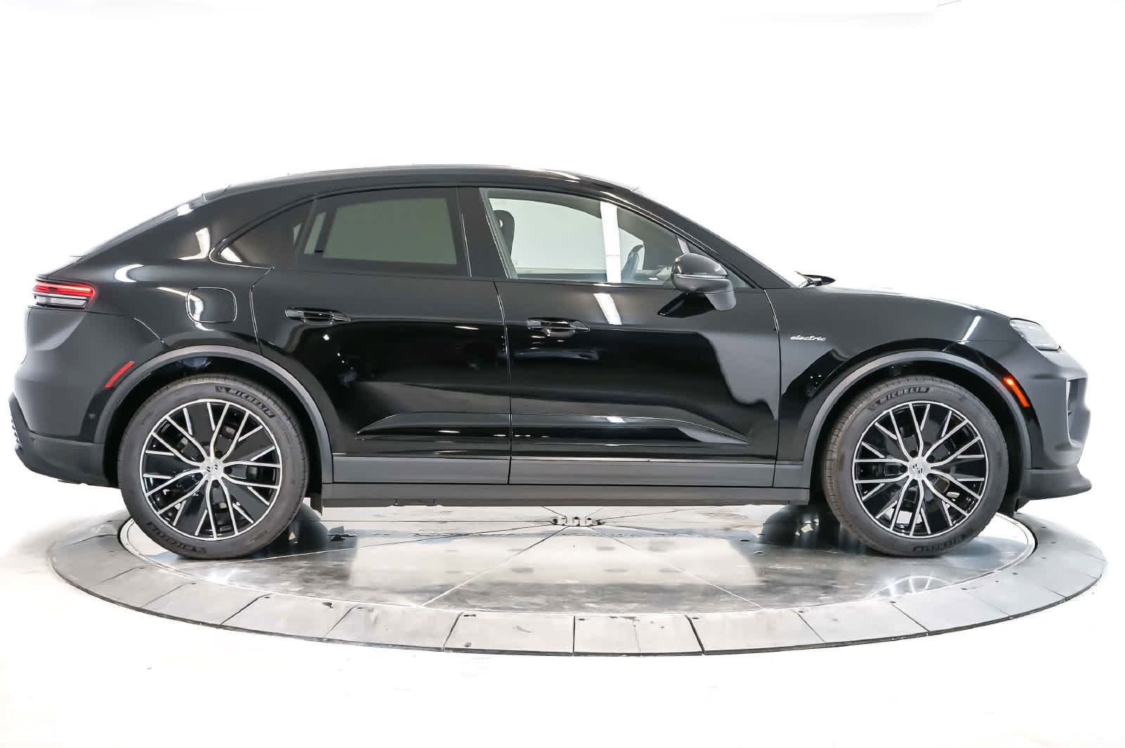 Certified 2026 Porsche Macan Electric RWD image 8