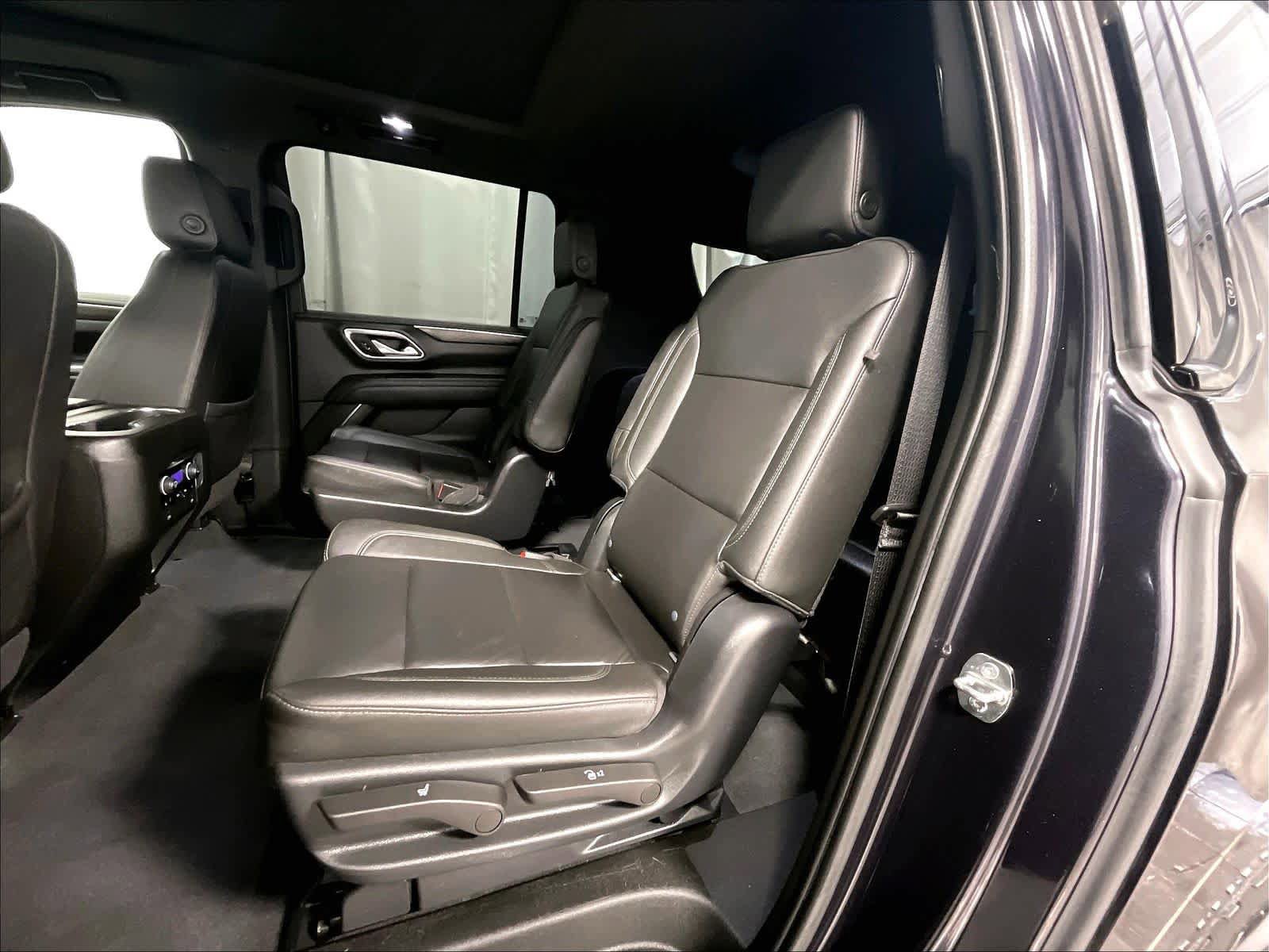 Used 2022 Chevrolet Suburban Z71 w/ Luxury Package image 15