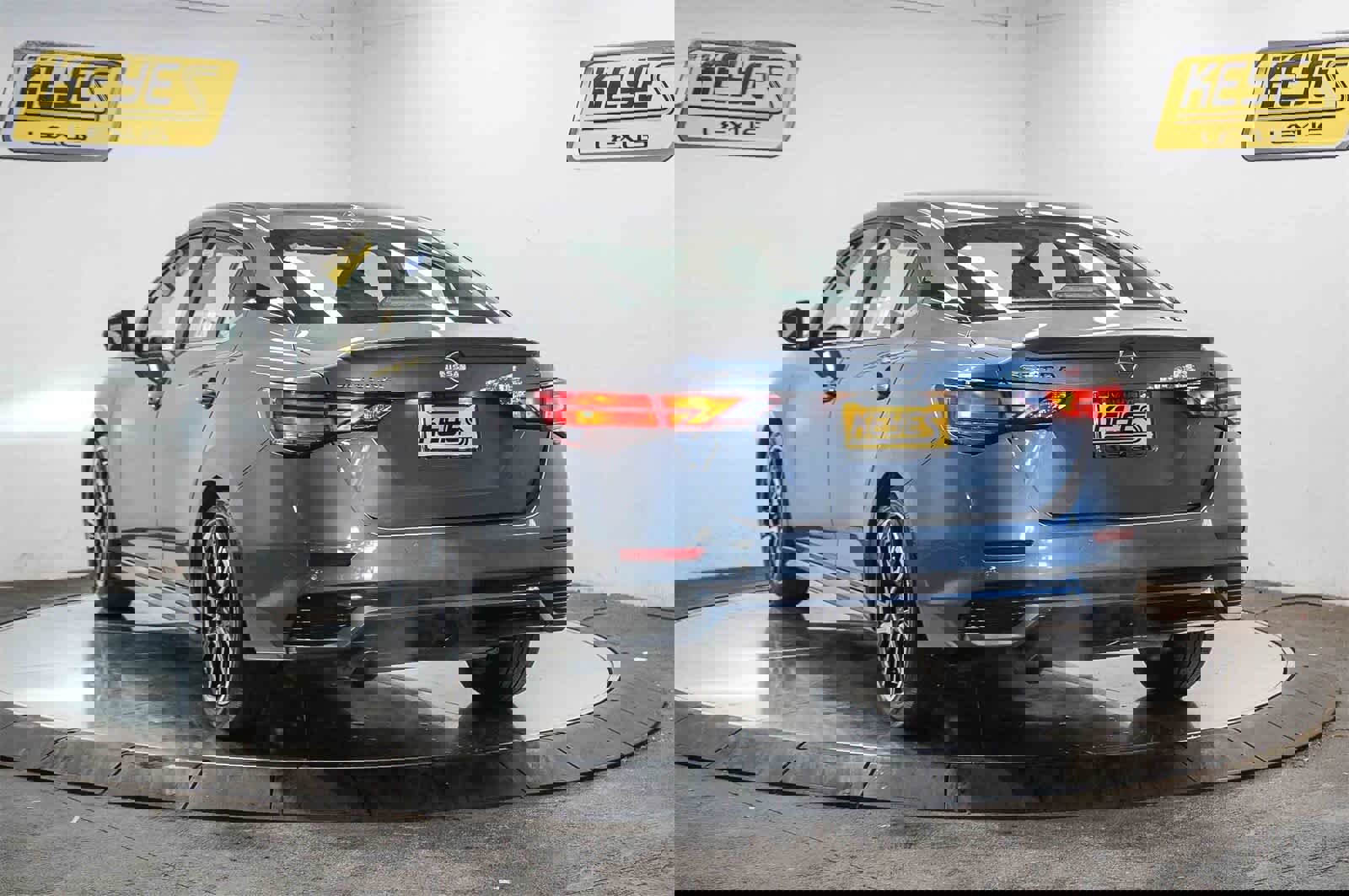 Used 2025 Nissan Sentra SR image 2