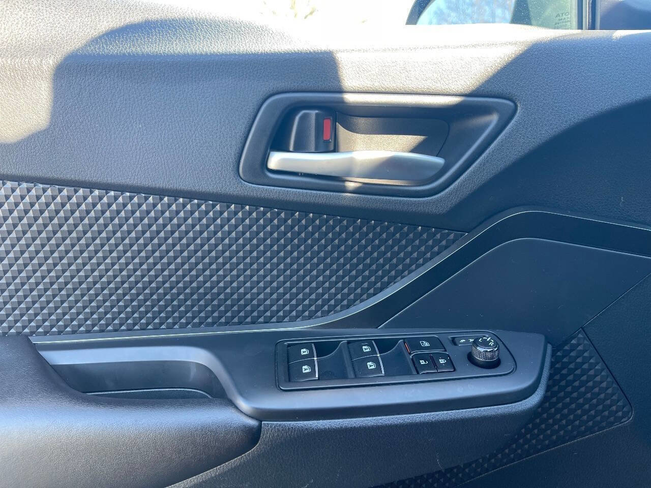 Used 2018 Toyota C-HR XLE FWD image 21