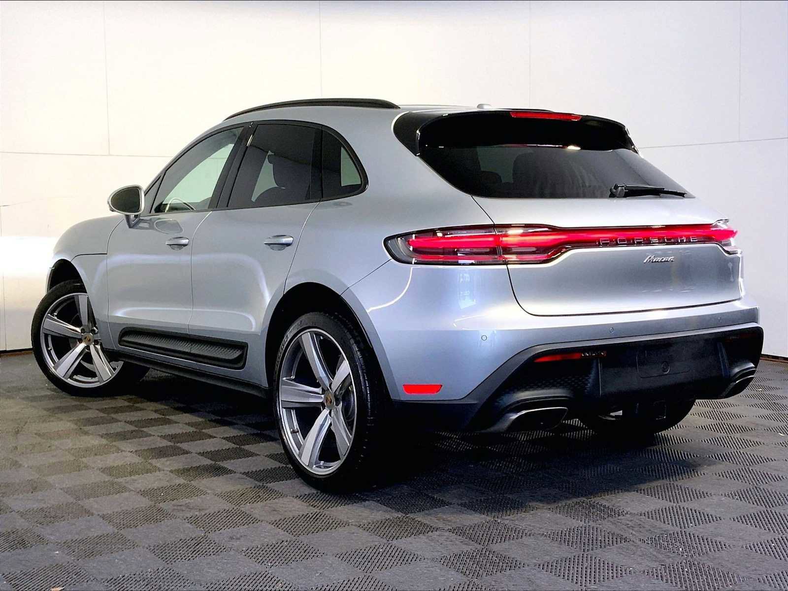 Certified 2025 Porsche Macan image 3
