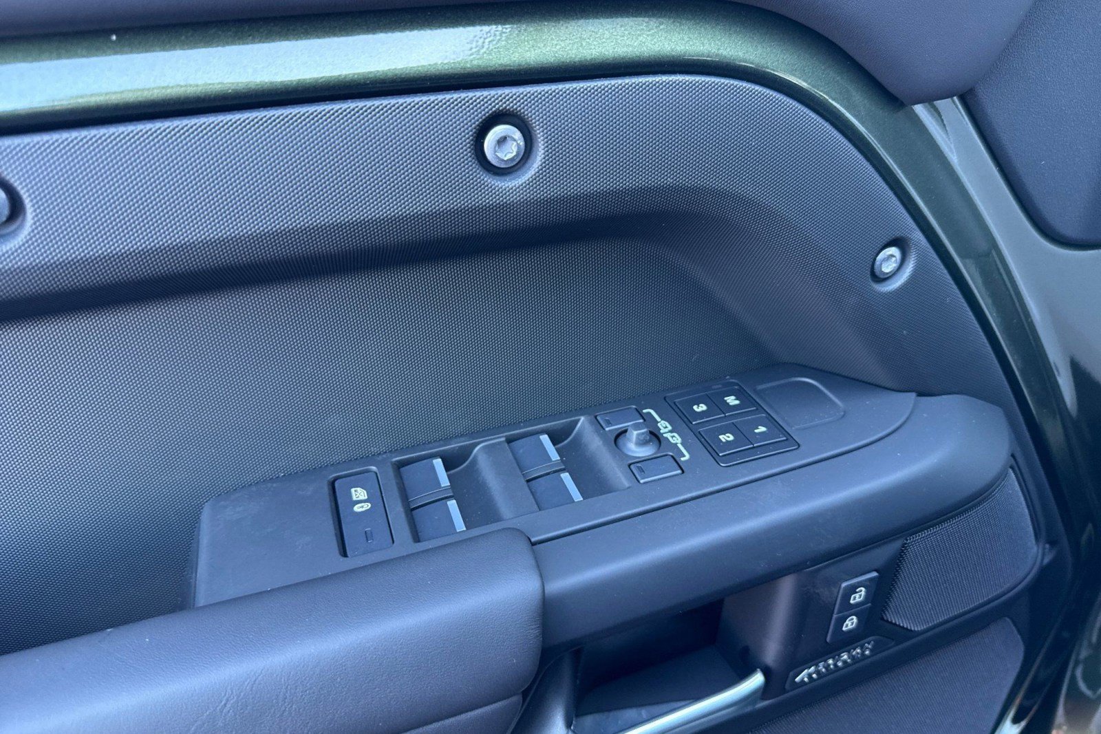 New 2026 Land Rover Defender 130 X-Dynamic SE image 12