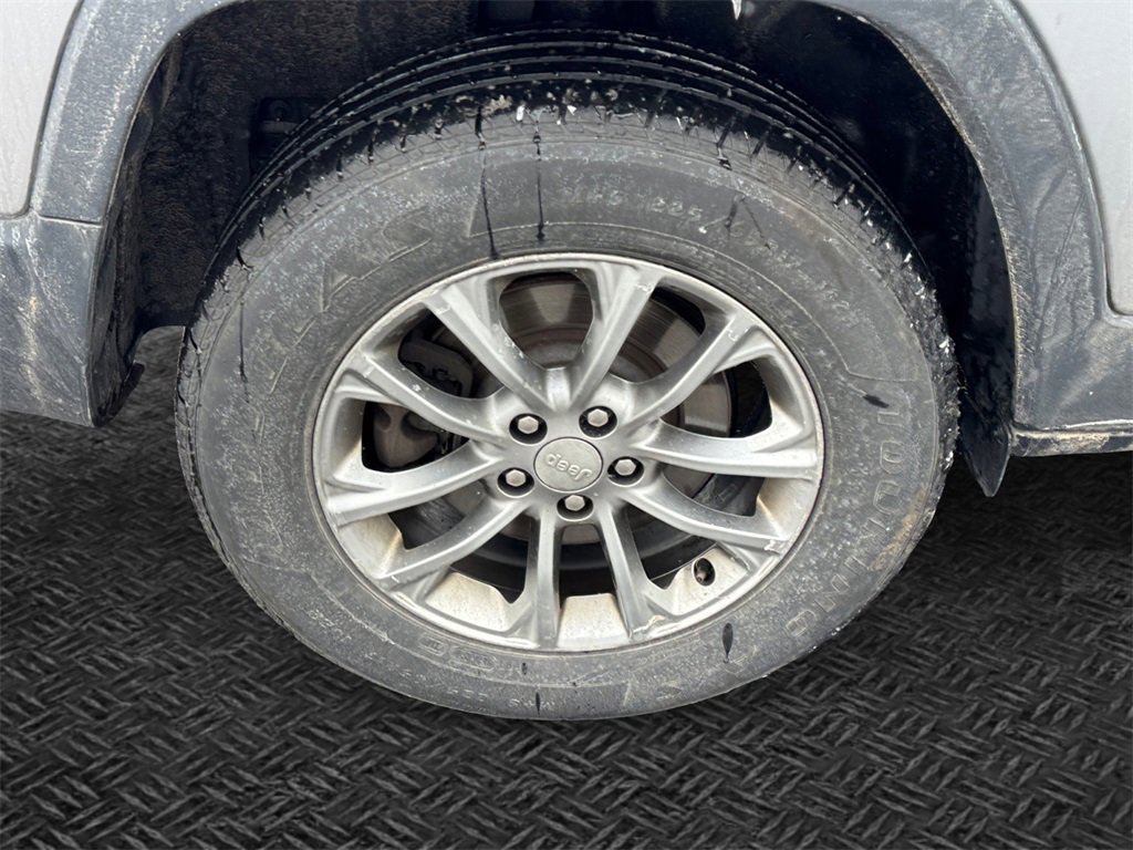 Certified 2019 Jeep Cherokee Latitude Plus w/ Cold Weather Group image 8