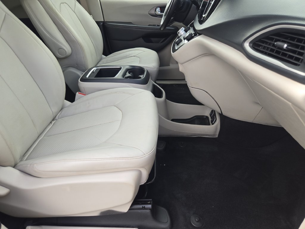 Used 2021 Chrysler Pacifica Touring-L FWD image 11