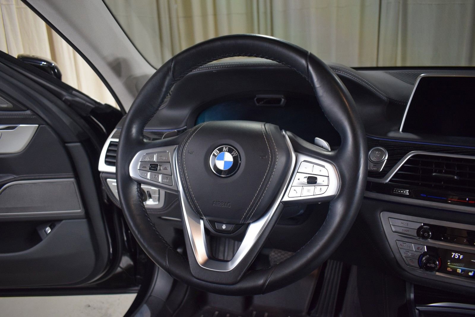 Used 2022 BMW 750i xDrive w/ Executive Package image 25