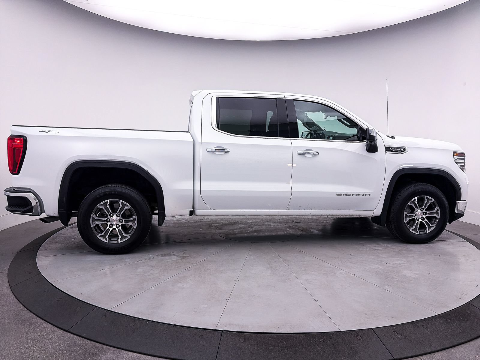 Used 2024 GMC Sierra 1500 SLT AWD/4WD image 38