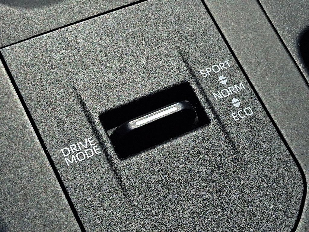 Certified 2025 Toyota Highlander LE FWD image 27