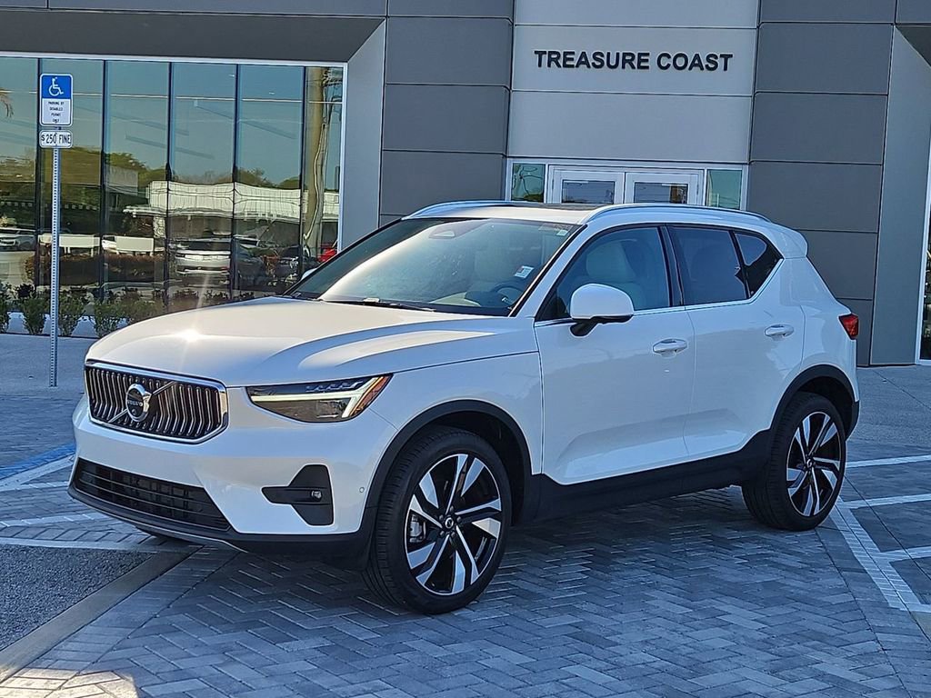 Used 2025 Volvo XC40 B5 Ultra w/ Protection Package Premier image 1