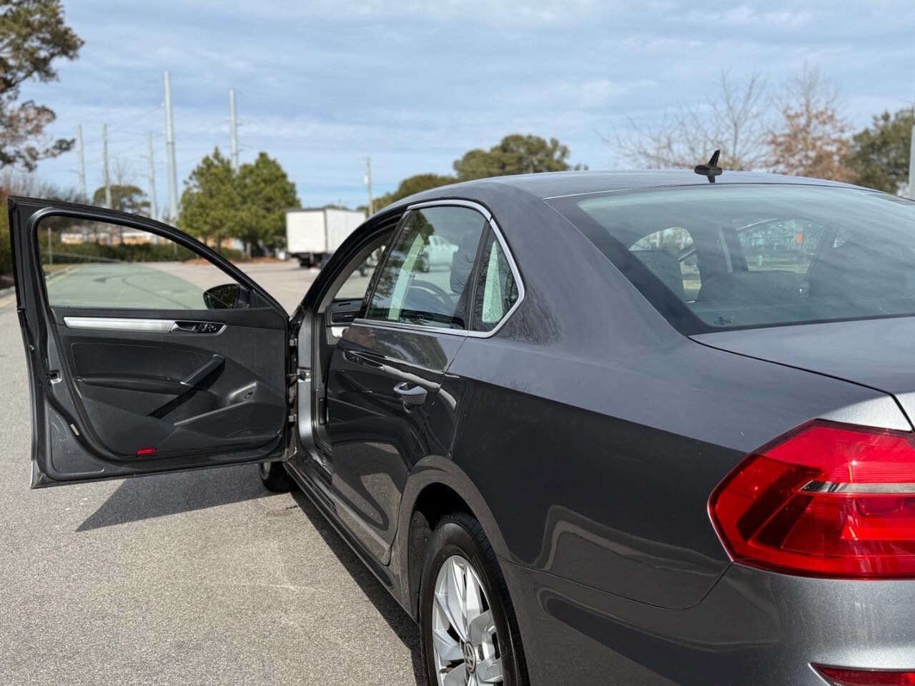 Used 2017 Volkswagen Passat 1.8T S image 10