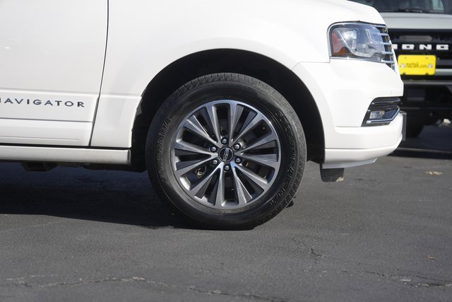 Used 2017 Lincoln Navigator Select image 4
