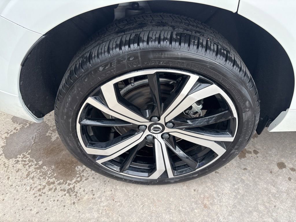 Certified 2024 Volvo XC60 T8 Ultimate w/ Protection Package Premier image 13