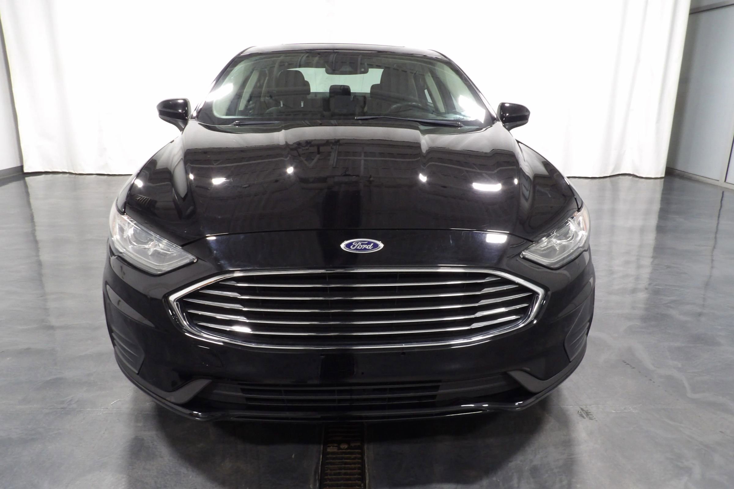 Used 2020 Ford Fusion SE image 2