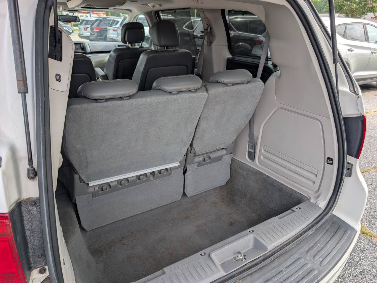 Used 2010 Volkswagen Routan SEL FWD image 8