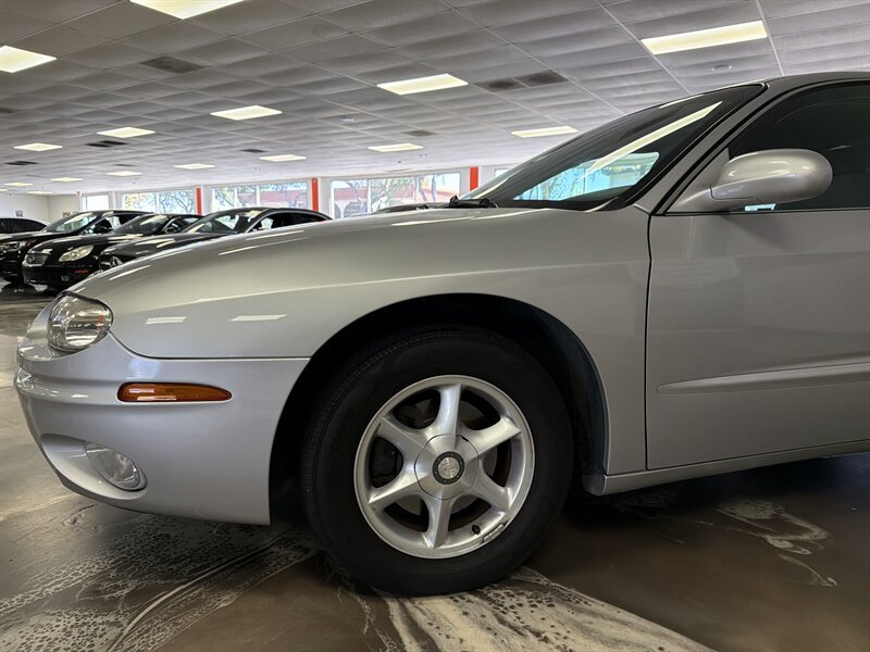 Used 2001 Oldsmobile Aurora 3.5 w/ Convenience Pkg FWD image 11