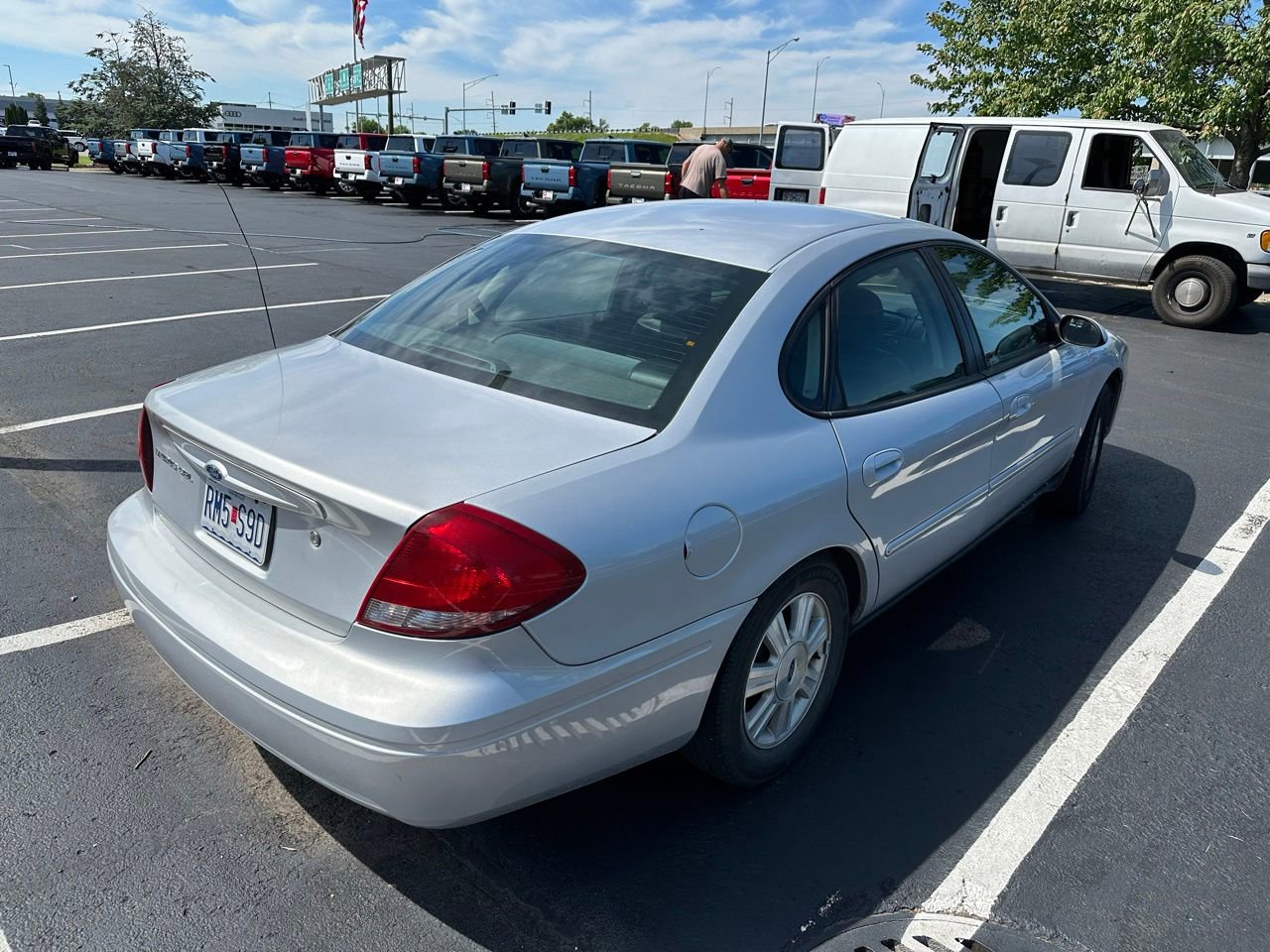 Used 2007 Ford Taurus SEL FWD image 3
