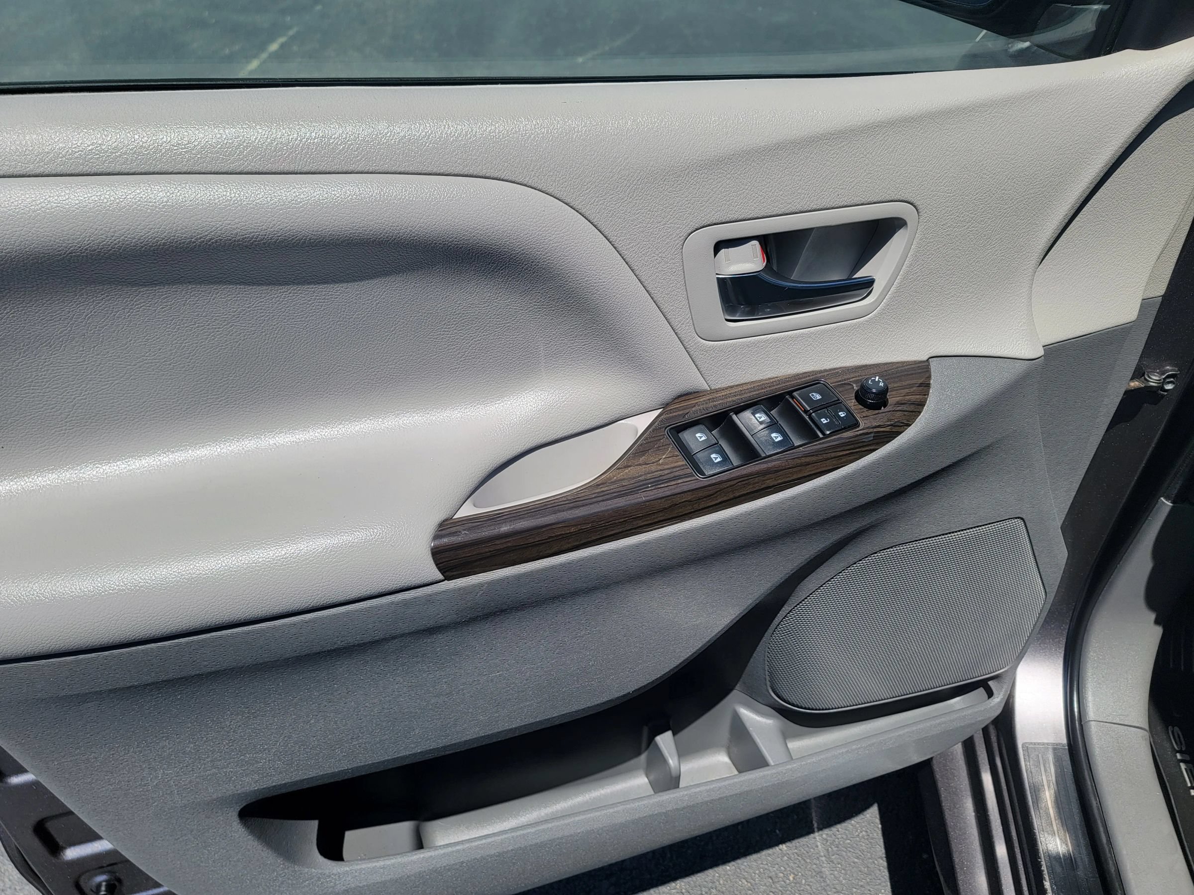 Used 2020 Toyota Sienna XLE AWD/4WD image 27