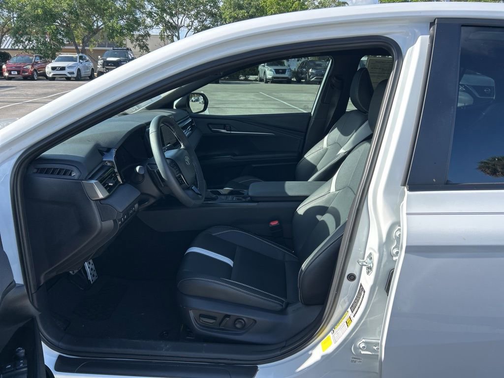 Used 2025 Toyota Camry SE w/ Convenience Package image 16