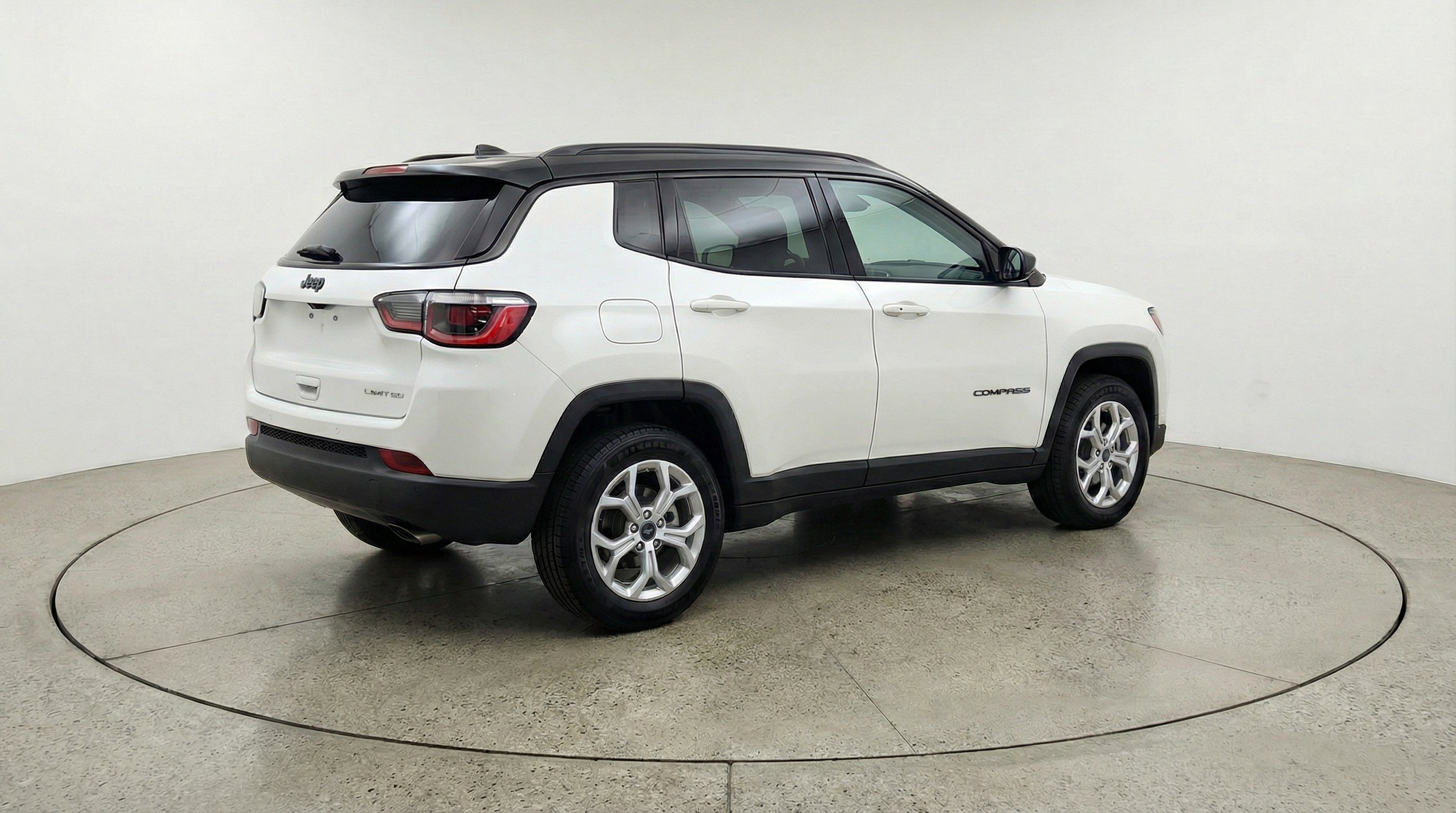 Used 2025 Jeep Compass Latitude image 9