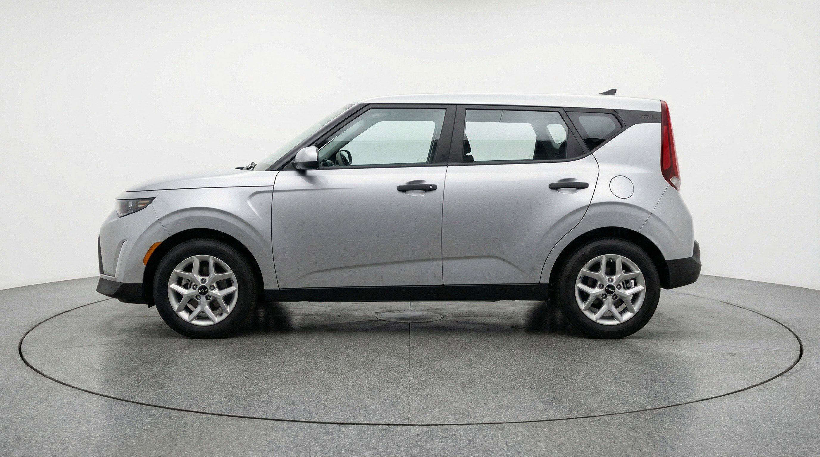 Used 2025 Kia Soul LX w/ LX Technology Package FWD image 5