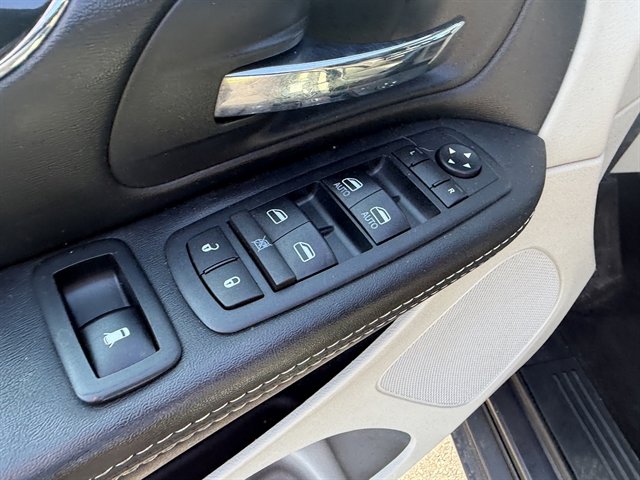 Used 2017 Dodge Grand Caravan SE image 18