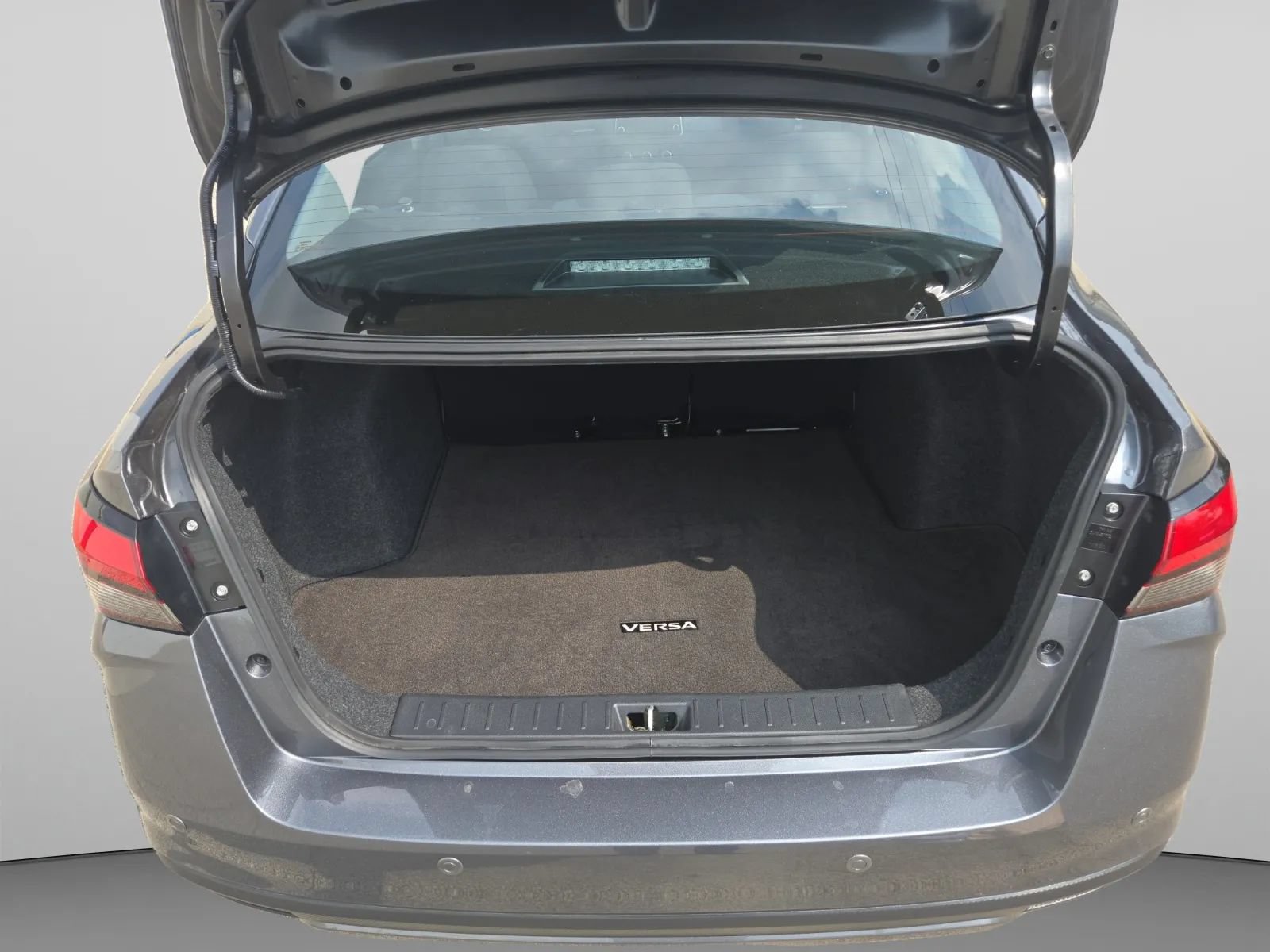Used 2025 Nissan Versa SV FWD image 27
