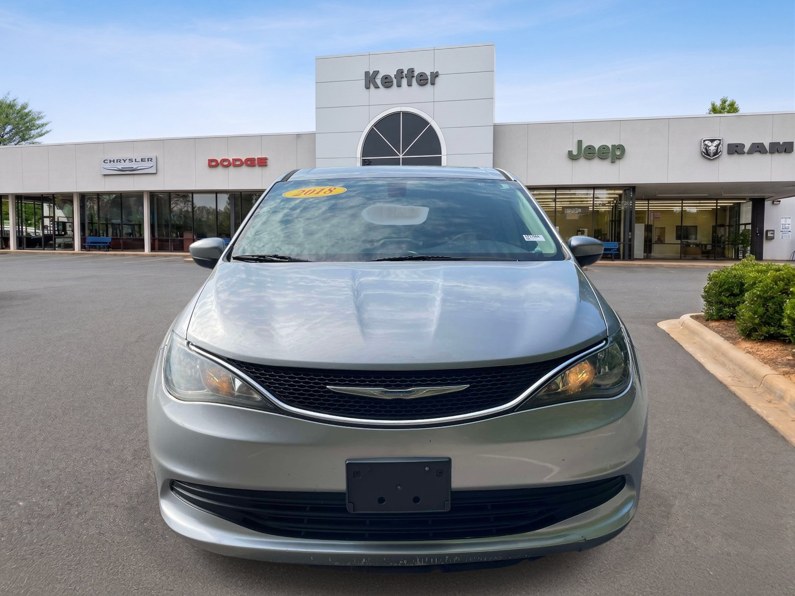 Used 2018 Chrysler Pacifica Touring FWD image 2