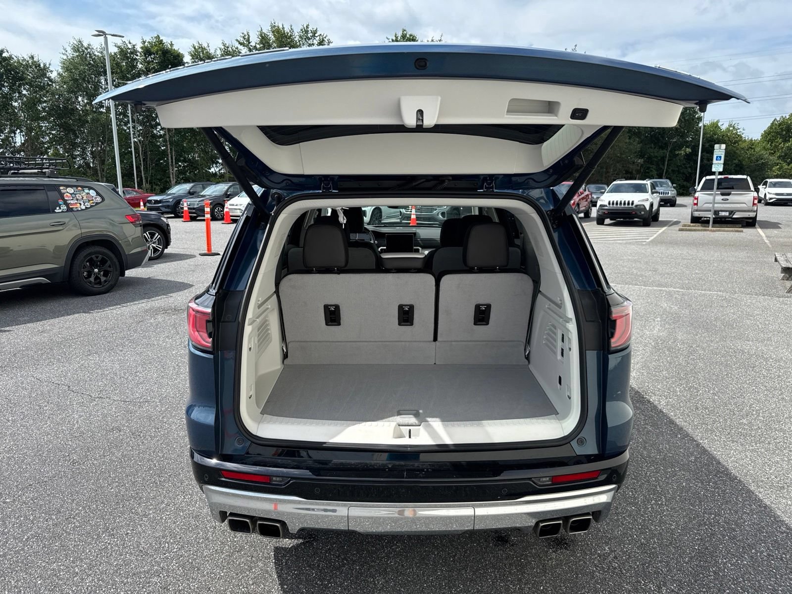 Used 2025 GMC Acadia Denali w/ Super Cruise Package AWD/4WD image 13