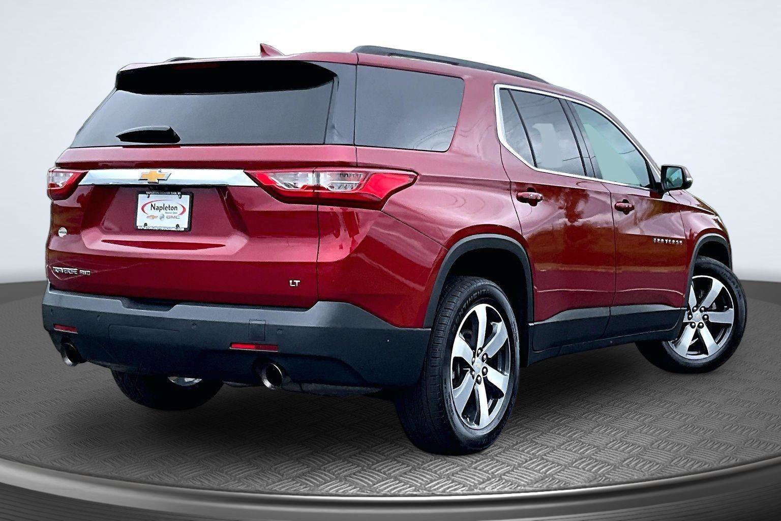 Used 2021 Chevrolet Traverse LT w/ LT Premium Package AWD/4WD image 2