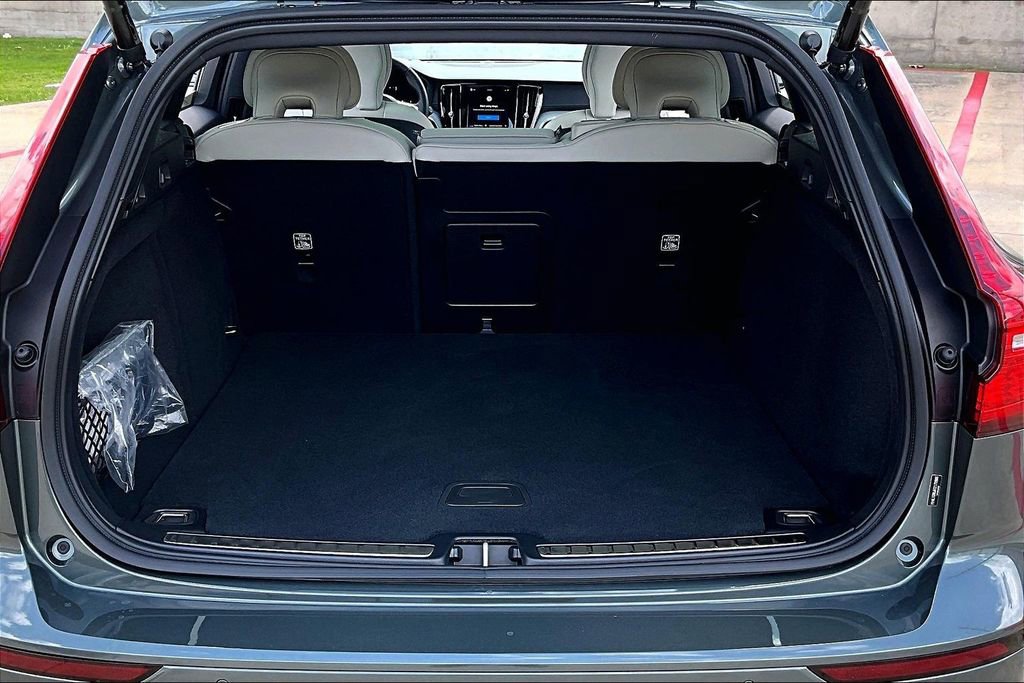 New 2026 Volvo V60 B5 Cross Country Ultra image 41