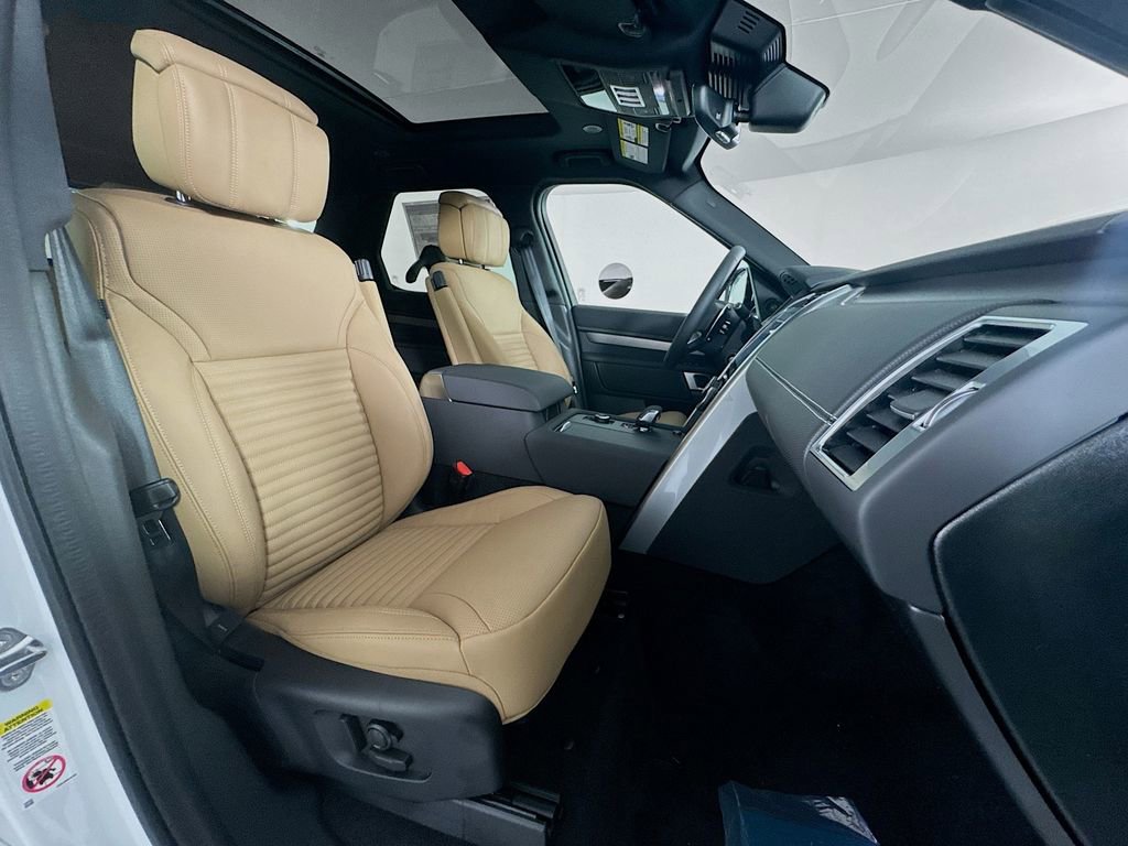 New 2025 Land Rover Discovery Dynamic SE image 28
