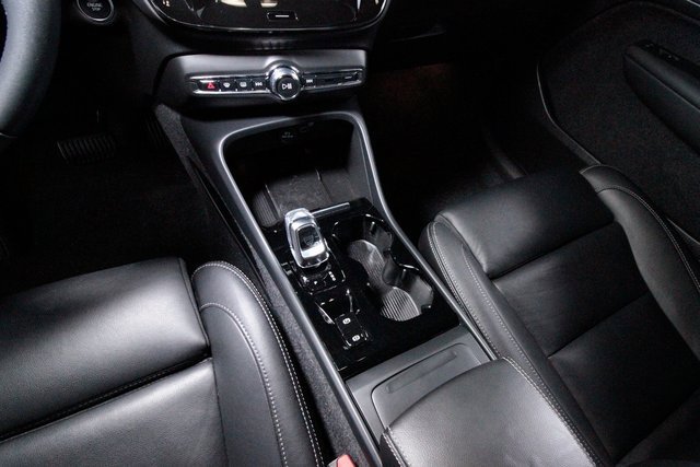 Certified 2025 Volvo XC40 B5 Plus image 9